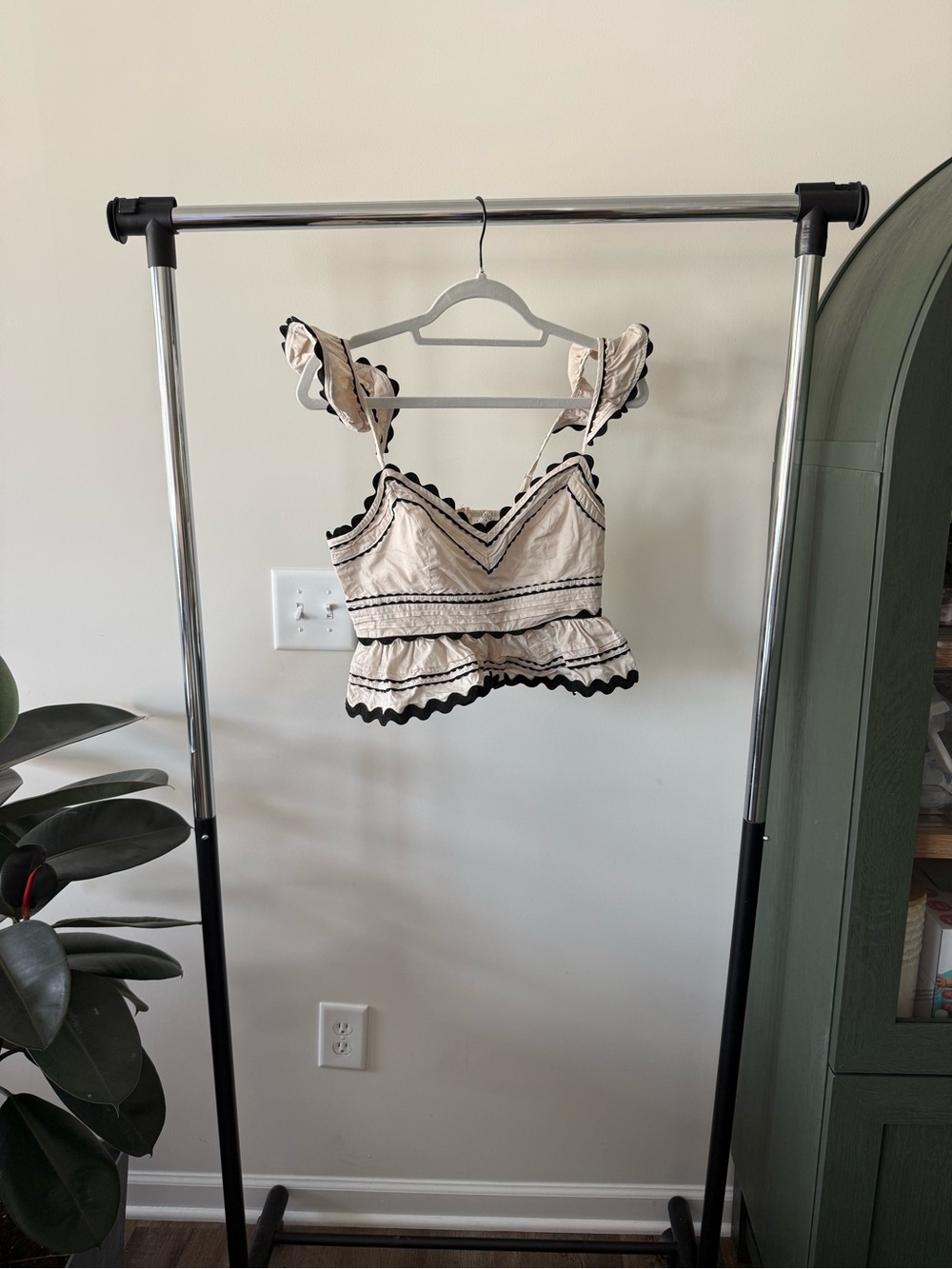 vestique Cream Cropped Scallop Trim Tank with Black Accents